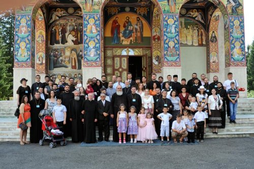 Întâlnire de zece ani la Seminarul Teologic Ortodox de la Mănăstirea Neamţ Poza 94410