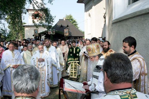 „Odată cu resfinţirea bisericii, s-a sfinţit şi munca şi jertfa credincioşilor“ Poza 91256