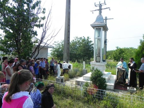 Rugăciuni de mulţumire în dreptul troiţei „La Sânta“ Poza 91225