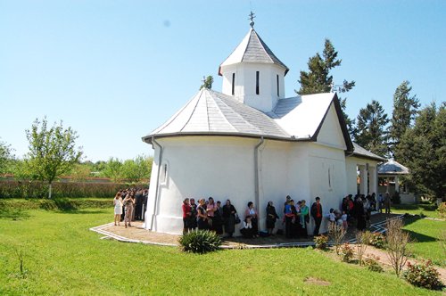 Hramul vechii vetre mănăstireşti de la Săraca Poza 90234