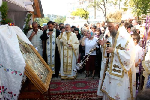 Credincioşii gălăţeni se închină icoanei de la Mănăstirea Adam Poza 90243