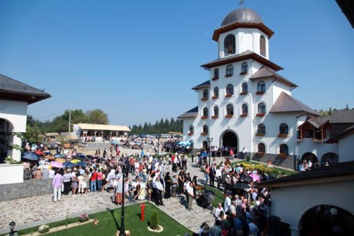Trei arhierei au târnosit mănăstirea de la Sita Buzăului Poza 90294