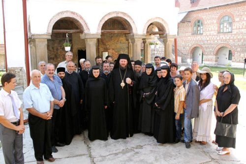 Liturghie arhierească la Mănăstirea Sărăcineşti Poza 90315