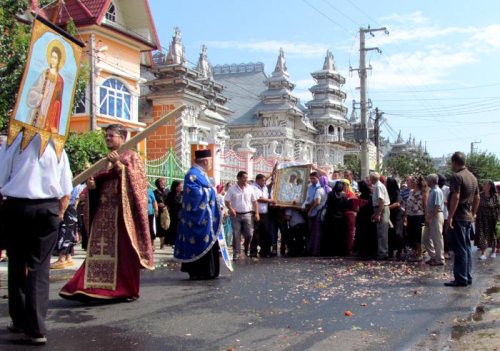 Procesiune cu icoana Maicii Domnului la Ivăneşti Poza 90346