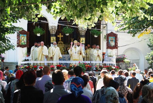 Născătoarea de Dumnezeu cinstită de toată suflarea Poza 90437