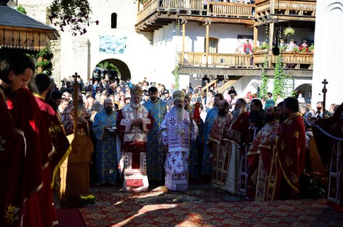 Hramul Mănăstirii Secu, sărbătorit în prezenţa a doi ierarhi Poza 90635