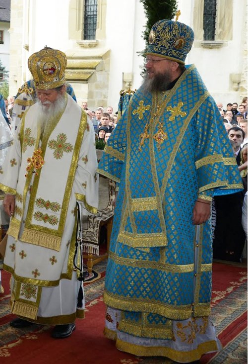 Doi arhierei vor sluji în biserica ucraineană din Suceava Poza 90672