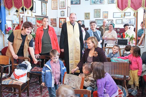 Biserica din Ţiglari îngrijeşte familiile sărace Poza 90698