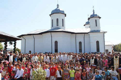 Resfinţire de biserică şi hram la Dunărea de Jos Poza 90705