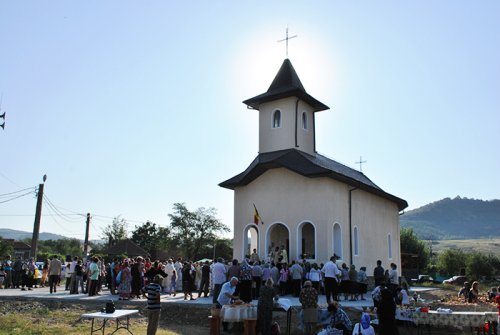 A fost târnosită o nouă biserică în Episcopia Severinului şi Strehaiei Poza 90736