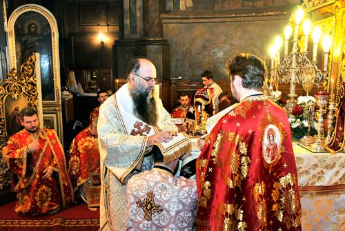 Dicţionar liturgic: Punerea mâinilor Poza 90866