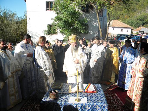 Resfinţiri de biserici la Izvarna şi Cocorăşti Poza 91074