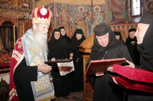 Distincţie patriarhală pentru stareţa Mănăstirii Voroneţ Poza 90098