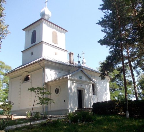 Două biserici din Moldova au primit veşmântul sfinţirii Poza 90097