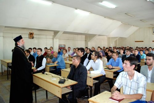 Studenţii teologi au fostbinecuvântaţi de IPS Irineu Poza 90111