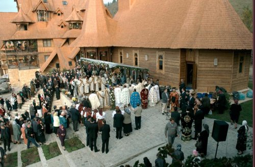 Trei arhierei au slujit la hramul Mănăstirii Dorna Arini Poza 90117