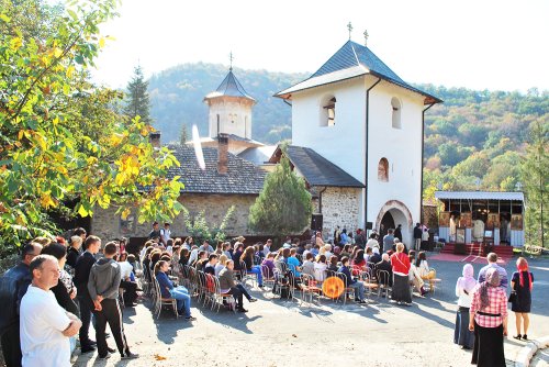 Întâlnire cu tinerii în Episcopia Severinului şi Strehaiei Poza 89950