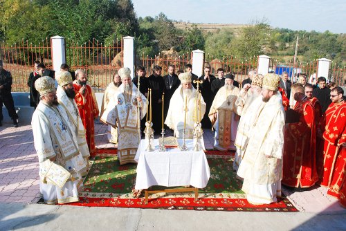 Şase ierarhi au liturghisit la Smadovicioara Poza 89949