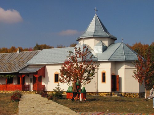 A fost resfinţit paraclisul Mănăstirii Broşteni - Drăguşeni Poza 89250