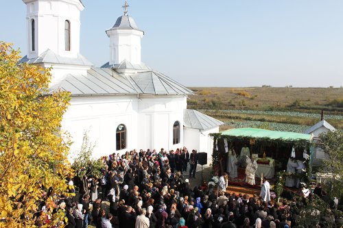 Noi biserici au primit haina sfinţeniei Poza 89254