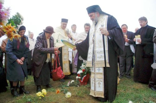 Comuniune şi milostenie la Cimitirul Şerbăneşti din Bacău Poza 89490