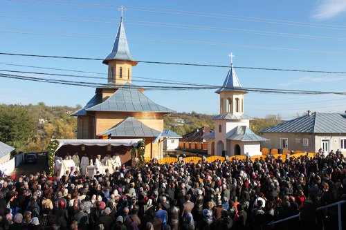 Biserica nouă a satului a fost sfinţită Poza 89540