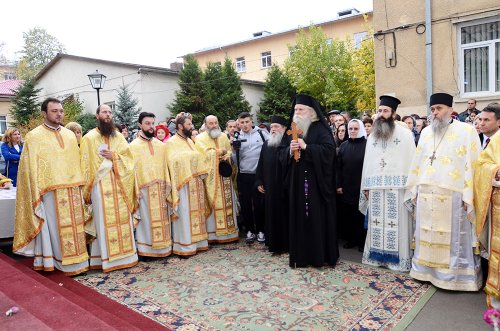 Biserica Spitalului de Copii din Botoşani a primit un fragment din moaştele Sfântului Nectarie Poza 89632