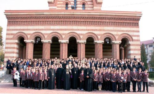 Hramul Seminarului Teologic „Sfântul Ioan Gură de Aur“ din Târgovişte Poza 89714