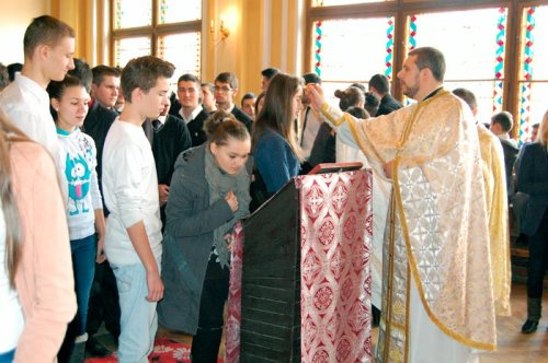 Sfântul Nicolae cinstit de elevii Liceului „Carmen Sylva“ din Timişoara Poza 88369