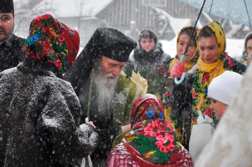 Liturghie arhierească şi sfinţire de agheazmatar la Vicovu de Sus Poza 88429