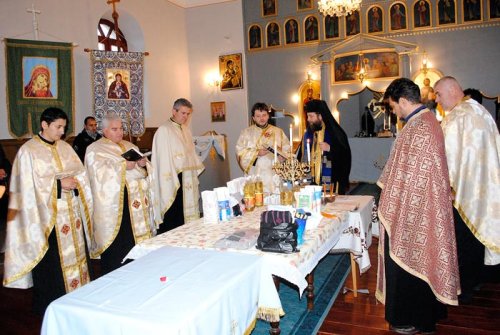 Taina Sfântului Maslu pentru românii din Ungaria şi Italia Poza 88416
