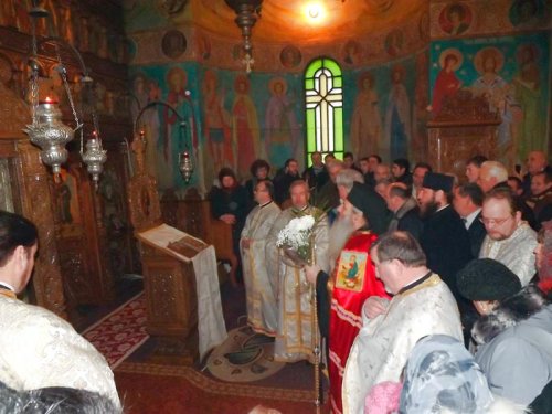 Liturghie arhierească la parohia „Adormirea Maicii Domnului“ din Paşcani Poza 88576