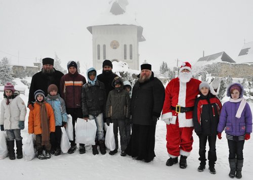 Bucurie pentru 500 de copii la Mănăstirea Hadâmbu Poza 88699