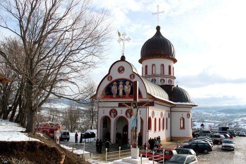 Biserici şi mănăstiri din Oltenia închinate Sfinţilor Trei Ierarhi Poza 87976