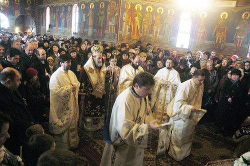Liturghie arhierească la Biserica „Buna Vestire“ din Bacău Poza 87687