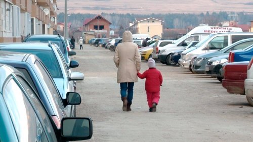 Jumătate dintre copiii români se confruntă cu privaţiuni grave Poza 87537