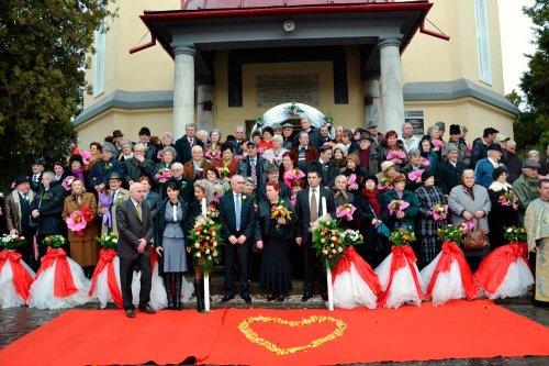 Nuntă de aur pentru 83 de familii la Biserica „Sfinţii Apostoli“ din Târgu Jiu Poza 87496