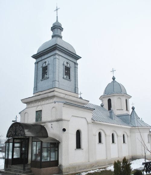 Biserica din Plopeni, „loc osârdic de-nvăţare şi de sfântă închinare“ Poza 87388