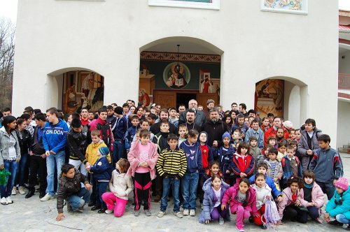 Lecţie de educaţie spirituală pentru copiii cu nevoi speciale la Mănăstirea Timişeni Poza 87342