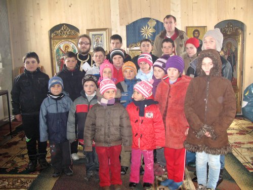 Daruri pentru copiii din parohia „Sf. Arh. Mihail şi Gavriil“ din satul Buruieneşti Poza 86926