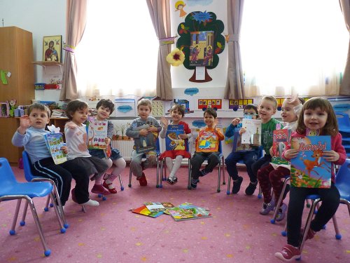 Copiii de la Grădiniţa „Buna Vestire“ au strâns cărţi pentru preşcolarii din Slobozia - Voineşti Poza 86854