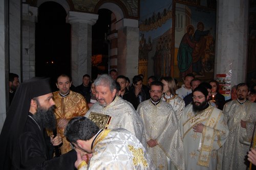 Tineri la priveghere în Parohia Timişoara - Fratelia Poza 86590