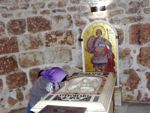 Rugăciune la mormântul Sfântului Mare Mucenic Gheorghe Poza 86422
