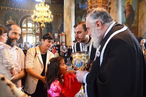 Liturghie şi filantropie în Joia Mare în Episcopia Tulcii Poza 86235