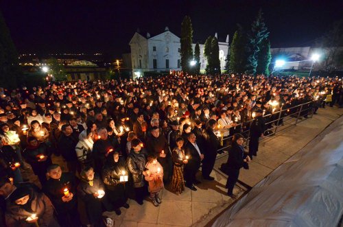 Credincioşii vor primi Sfânta Lumină de la Ierusalim Poza 86221