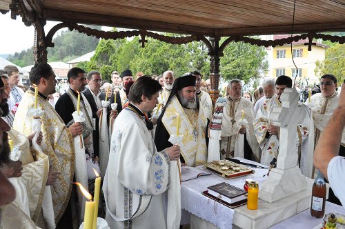 Rugăciuni de pomenire pentru episcopul Melchisedec, în satul natal Poza 86038