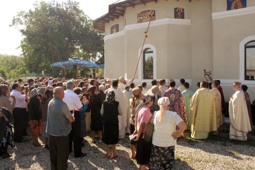 Sfinţire de biserică în parohia vâlceană Geamăna-Buciumeni Poza 85958