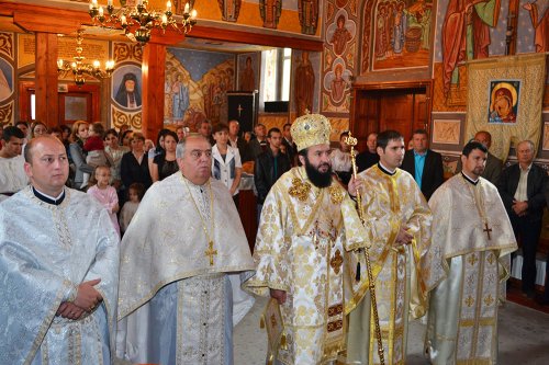 Liturghie arhierească în Parohia Pojejena Poza 85835