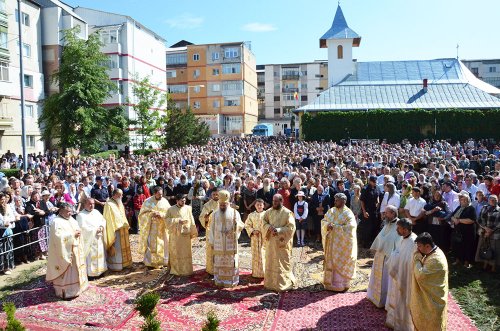 Cinci mii de credincioşi, la sfinţirea Bisericii „Buna Vestire“ din Botoşani Poza 85792