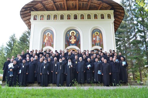 Preoţii Protopopiatului Piatra Neamţ, în conferinţă semestrială de primăvară  Poza 85742